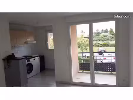 t3 avec balcon  espaces verts et piscine