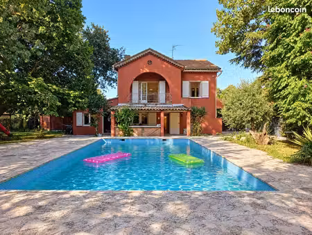 luynes-maison 196 m2 avec piscine sur terrain de 2000 m2