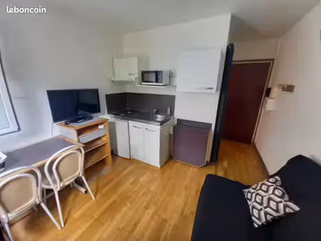 studio meublé avec une place de parking privative et sécurisée
