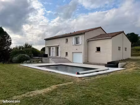 maison lumineuse rénovée avec jardin et piscine