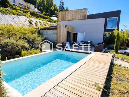 plain-pied contemporain avec piscine et terrain privé