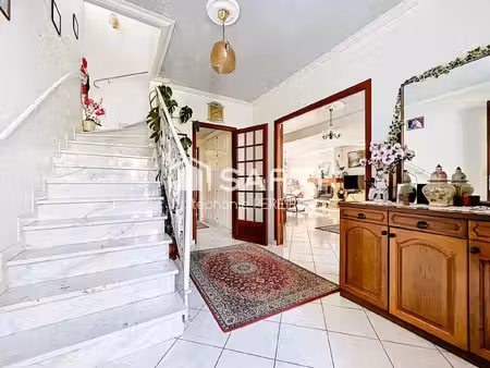 maison individuelle avec grand séjour et jardin