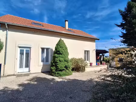 maison bourg du village avec grand jardin