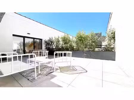 dernier étage et grande terrasse