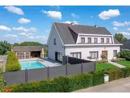 spacieuse villa avec piscine et grand entrepôt