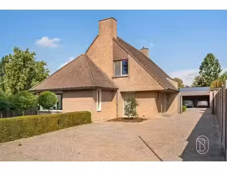 ruime villa met praktijkruimte in doodlopende straat