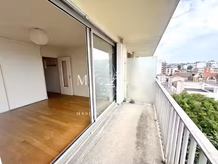 studio étage élevé - balcon vue dégagée - dpe c - cave et parking
