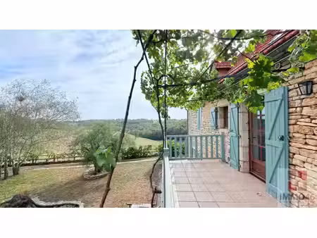 maison en pierre de caractère avec piscine et vue dégagée