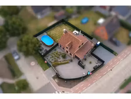 vrijstaande woning met veel privacy en aangename tuin