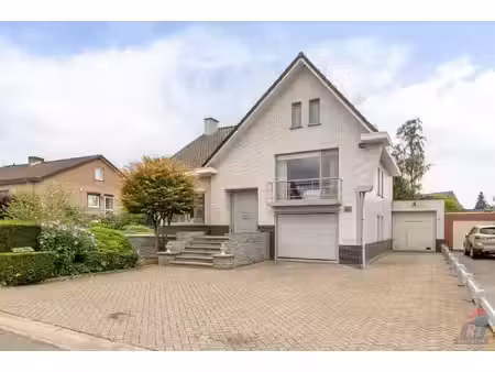 karakteristieke eengezinswoning met ruime garages en kelder op toplocatie in sint-truiden