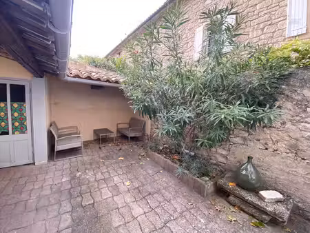 maison de ville 140 m2avec cour  commerces à pied