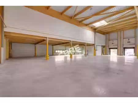 location local d'activités brie comte robert 1 722 m²