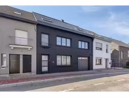 ruime instapklare gezinswoning met 4 slaapkamers & garage.
