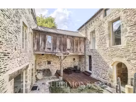 deux maisons. cinq siècles d'histoire. une seule adresse pour i