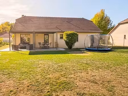 maison plain pied 3 chambres avec garage au calme sur 876m2
