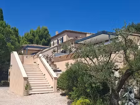 près d'avignon  très belle demeure contemporaine avec vue panora