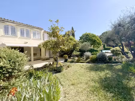 charmante maison avec terrain arboré et piscine à uzès.