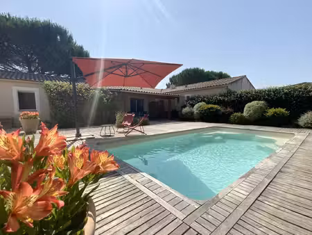 maison de plain pied de 148 m2 avec piscine et t2 indépendant sur terrain de 1000 m2.