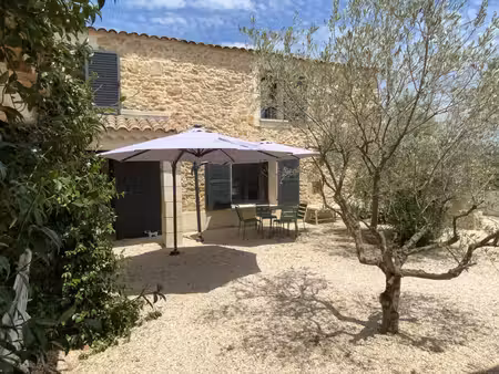 mas provençal avec piscine  jardin et vue sur les vignes.