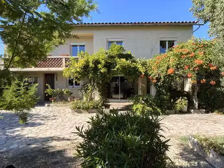 villa de 170 m2 uzès à pieds avec jardin de 800 m2.