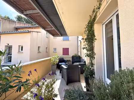 meyrargues -- t3 68 m2 + terrasse + 2 parkings -- dpe b