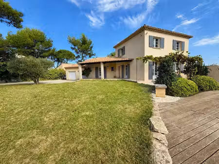 agréable villa avec piscine et vue dégagée à vendre à orang