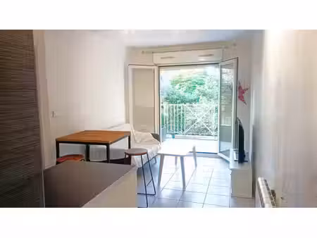 beau t2 meublé de 28 m² + balcon au calme + parking dans résidence sécurisée