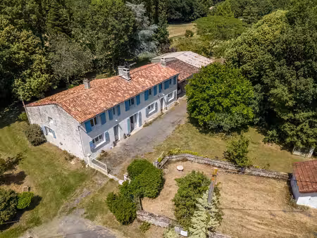 charentaise : 2 logements  dépendances  terrain 7500 m2