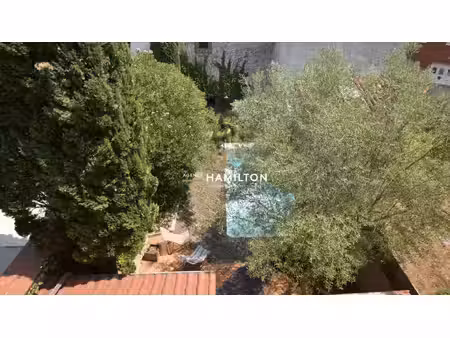 maison bourgeoise avec jardin intimiste  garage  piscine