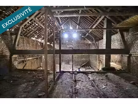 maison avec potentiel de 150m2 hab. env.   grange de 50 m2  terrain 831 m2  le tout à réno