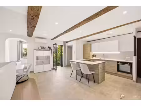 duplex traversant rénové de 106 m2 au cœur du vieil antibes