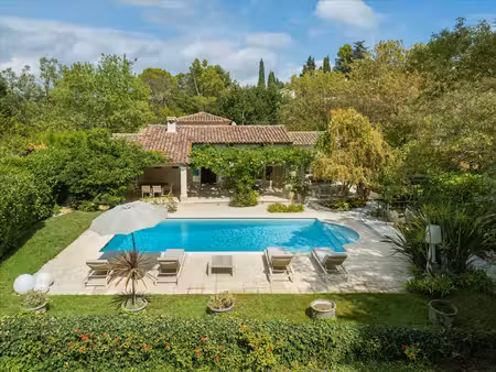 élégante propriété dans un écrin de verdure à mougins