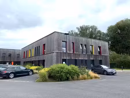location local professionnel 102m²