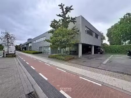 instapklare kantoorruimten (430m²) met 10 private parkeerplaatsen  langs een drukke invals