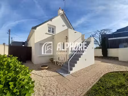 maison composée de 2 appartements sur 879m² de terrain . (terrain à bâtir détachable)