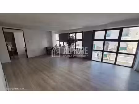 une vitrine sur rue et un duplex modulable au coeur de saint-nazaire.