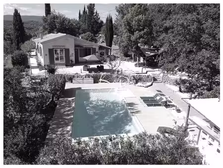 villa de charme avec piscine et oliviers -sur terrain dominant.