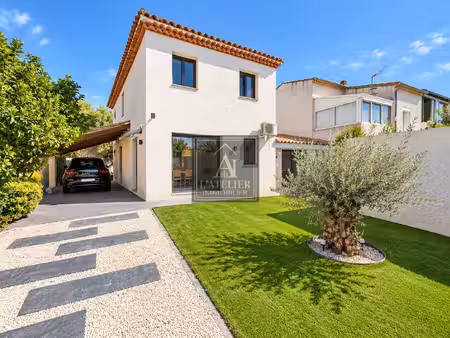 maison contemporaine de 140 m2 de type 5 avec piscine sur une parcelle de 316 m2