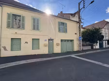 immeuble comprenant 1 appartement et 1 maison loués