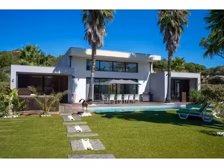 proche sainte maxime - spacieuse villa contemporaine de 4 chambres
