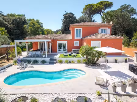 villa lumineuse avec piscine et vue dégagée sur les vignobles