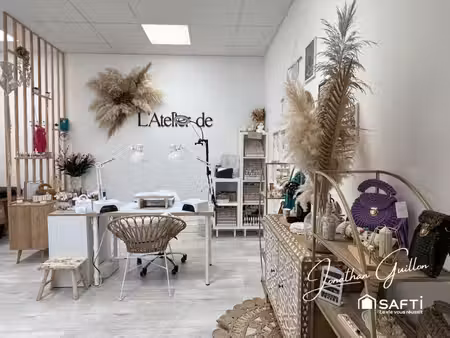situé dans une zone d'activité.