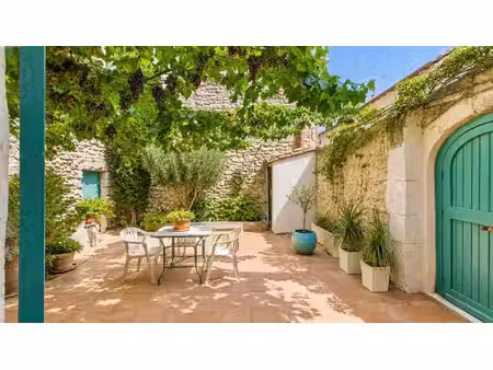 eyragues - au coeur du village  vaste maison de caractère de 210 m² avec cour intérieure..