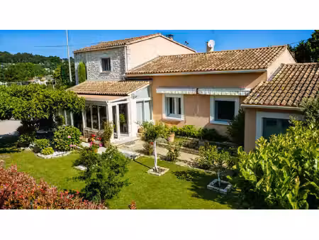 sauveterre - maison familiale avec piscine et jardin paysager aux portes d'avignon