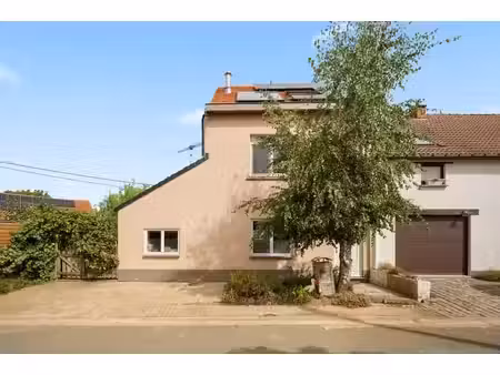 maison récemment rénovée avec un magnifique jardin