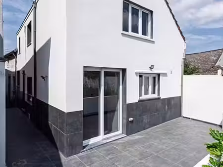sous option - maison 3 chambres rénovée avec jardin!