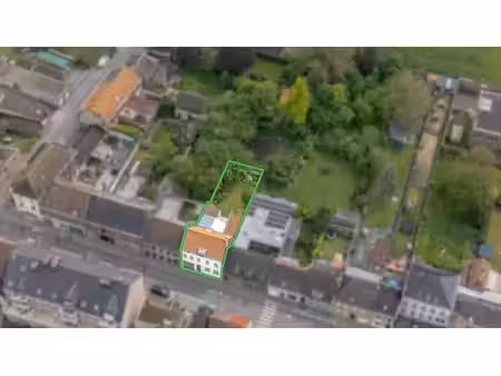 maison spacieuse avec jardin et garage.