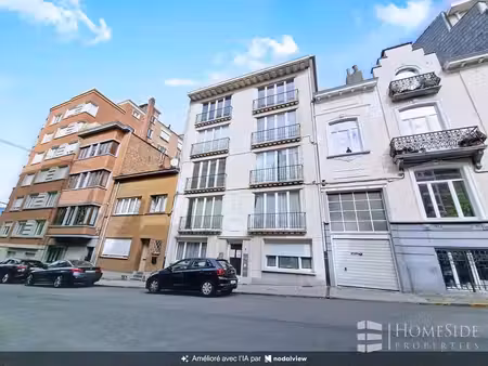 superbe studio +/-45m² en parfait etat + terrasse/balcon!!