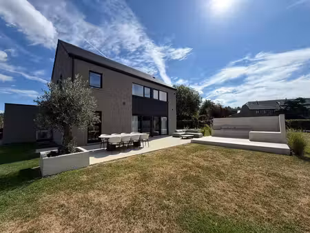 villa contemporaine sur ±2280 m² de terrain avec 3 ch + 2sdb