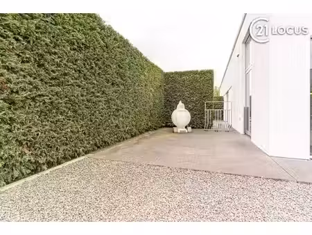 espace commercial avec logement et 6 places de parking à ven